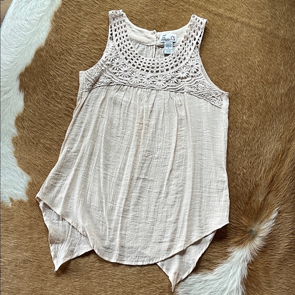 Elegant Sleeveless Blouse with Crochet Detail